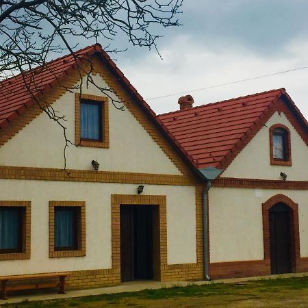 Takacs Pince Apartman Hajos Buitenkant foto
