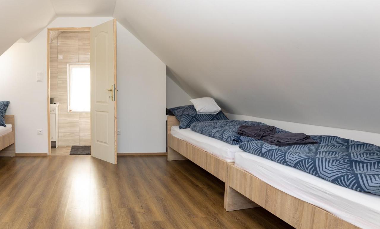 Takacs Pince Apartman Hajos Buitenkant foto