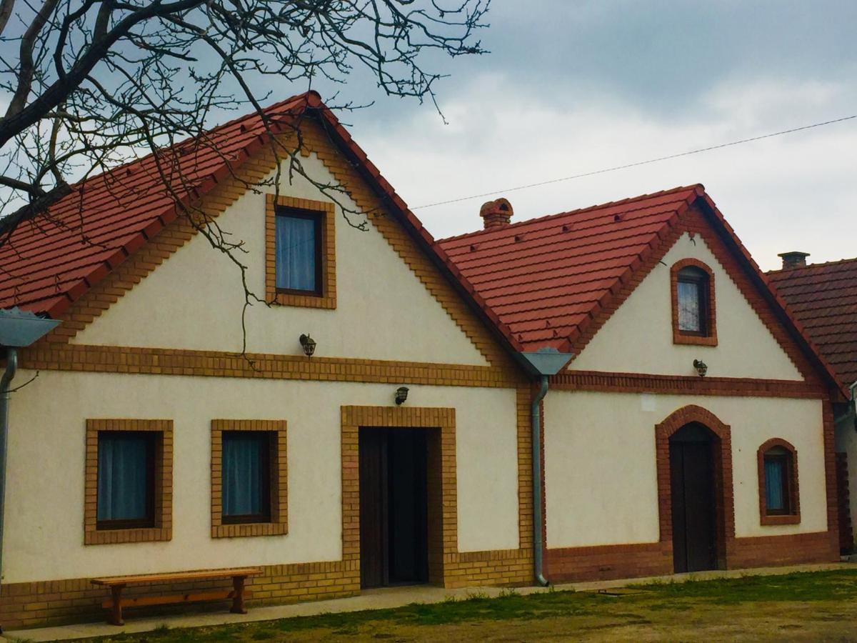 Takacs Pince Apartman Hajos Buitenkant foto