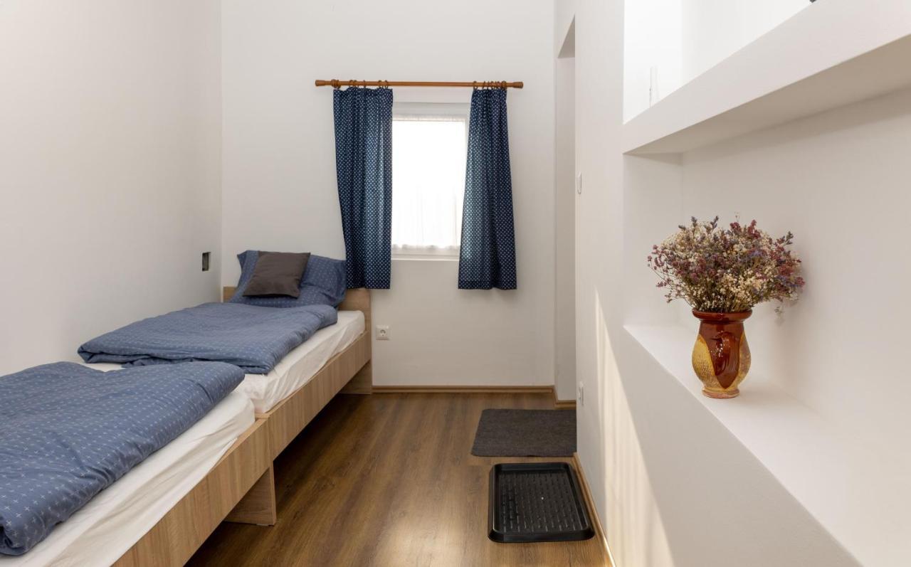 Takacs Pince Apartman Hajos Buitenkant foto
